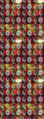 Çiçeksel çizim kalıbının yansıması. Vadinin çiçekleri kırmızı ve kahverengi renklerde.