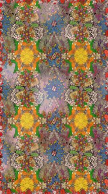 Kahverengi ve nötr renklerde parlak çiçekli halı deseni.