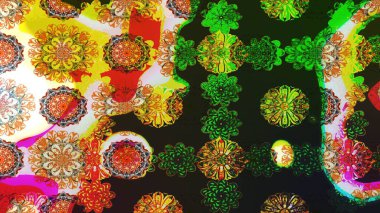 Kumaş desenli papatya çiçeği detayı. Gri ve kahverengi renkte çiçekler.