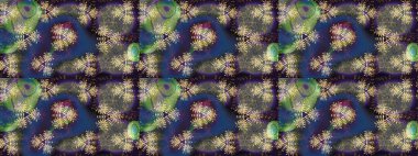 Sevgililer günü ve tebrik kartı konsepti için şık bir davetiye. Çiçek kompozisyonu, el boyası, hassas şablon. Üst manzara, yumuşak stil. Gri ve mor renkler üzerine manzaralı çiçek deseni.