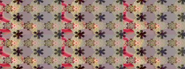 Gri ve bej renkli parlak çiçekli halı desenli..