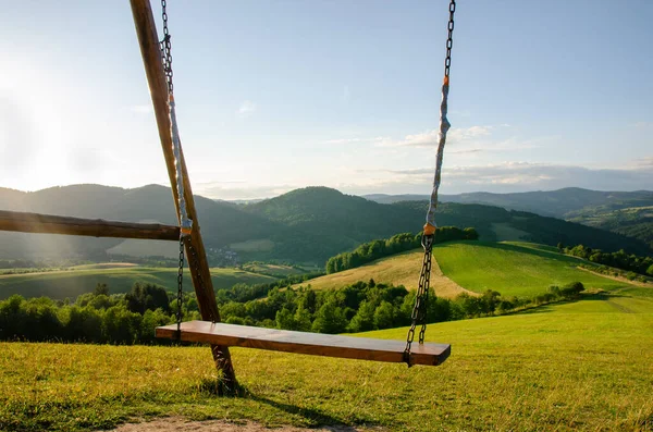 Dağlarda bir salıncak seni ona binmeye davet ediyor. Böylesine güneşli bir günde güzel Slovakya manzarası..