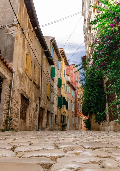 クロアチアで美しく 非常に典型的なイタリアスタイルの通り これらの石畳の通りを何年も前から歩いています — ストック写真