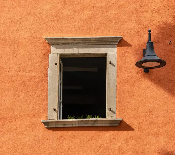 Een Detail Van Een Raam Een Lamp Prachtige Italiaanse Architectuur — Stockfoto
