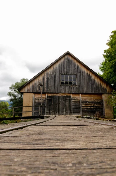 旧的木制谷仓 有一套火车轨道 用来运送重物过桥到达它 — 图库照片