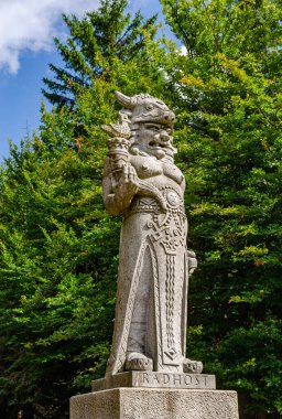Radegast Tanrısı 'nın heykeli, Çek Cumhuriyeti' ndeki Radhost Dağı 'nın tepesinde ördek ve boğa başlı bir kupa tutuyor.
