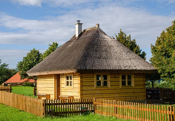 Casa Pequena Velha Madeira Bonito Com Telhado Feno Cerca Uma — Fotografia de Stock