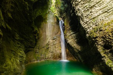 Slovenya 'daki bir mağarada şelale Kozjak Dolina Soce. Soca Nehri. Girmek için güzel bir ulusal park..