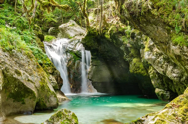 Naturalny Długi Wodospad Bliźniaczy Rzece Soca Słowenii Sos Velika Korita — Zdjęcie stockowe
