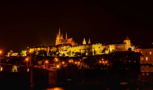 Lovitură Noapte Castelului Din Praga Pod Luminile Orașului Creează Atmosferă — Fotografie, imagine de stoc