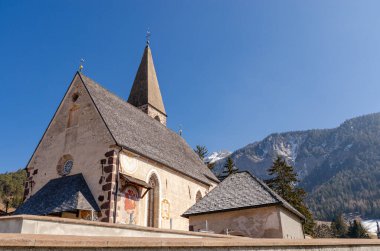 İtalyan Dolomitleri 'ndeki bir kilisenin ayrıntıları Avrupa' da güneşli bir günde Alpler.