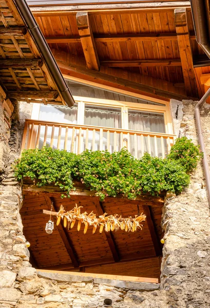 Blick Auf Einen Schönen Balkon Mit Hängenden Blumenkörben Und Trocknendem — Stockfoto