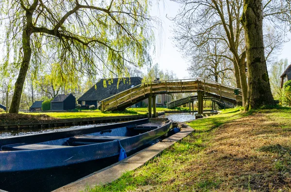 荷兰德克鲁姆特村一个美丽的公园 公园里停着一艘停着的船和一座横跨运河的桥 — 图库照片