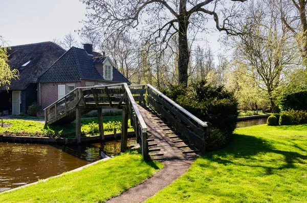 歴史的なオランダの村デ クルムテに水上運河にかかる橋のある美しい公園 オランダ オランダ — ストック写真