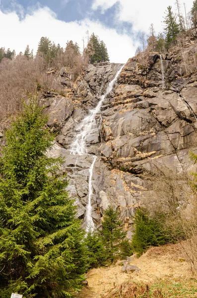 Cachoeira Alpes Italianos Foto Primavera Com Pouca Água Pouco Neve — Fotografia de Stock