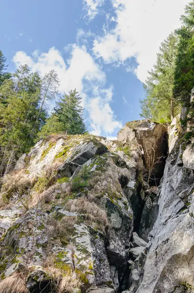 Pohled Zpod Skalnaté Hory Výborná Zajímavost Pro Horolezce — Stock fotografie