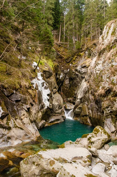 Красивий Природний Водоспад Посеред Лісу Італійських Альпах — стокове фото