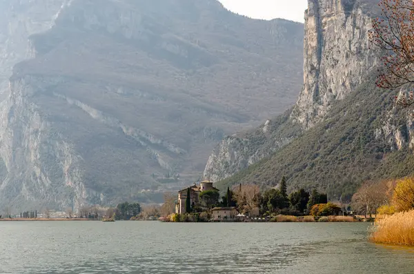 Tiro Pequeno Castelo Uma Pequena Península Lago Toblino Com Alpes — Fotografia de Stock