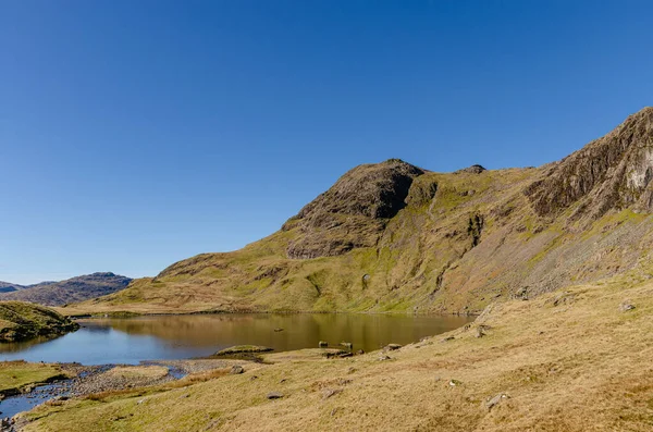 Зеленые Горы Высокогорным Озером Стикл Тарн Лейк Дистрикт Англия Великобритания — стоковое фото