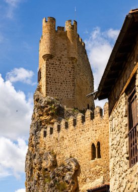 Frias Kalesi 'ndeki güzel kule - İspanya' daki kale. Aşağıdaki kasabanın antik gotik kale garnizonu. Ağaçla park et.