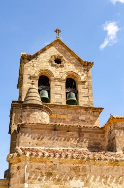 Frias kalesindeki güzel çan kulesi - İspanya 'daki kale. Aşağıdaki kasabanın antik gotik kale garnizonu. Ağaçla park et.