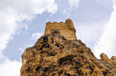 Frias Kalesi 'nin altından çok güzel bir kale kulesi. İspanya' da bir kale. Aşağıdaki kasabanın antik gotik kale garnizonu. Ağaçla park et.