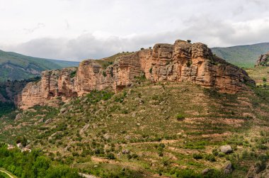 İspanya 'da Mirador De Viguera' nın devasa dağları. Güzel şekilli kanyonlar dramatik bir doğa yaratır..