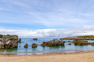 Denizde eski ve keskin kayaların olduğu güzel kumlu bir sahil. Deniz canlıları için harika..