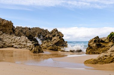 Denizde eski ve keskin kayaların olduğu güzel kumlu bir sahil. Deniz canlıları için harika..
