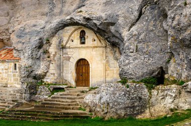 Arkeolojik doğal eser ve karistik kompleks Cueva Ermita de San Bernab taştan bir dağda ev ve kilise yonttu. İspanya 'nın Merindandes bölgesi. 