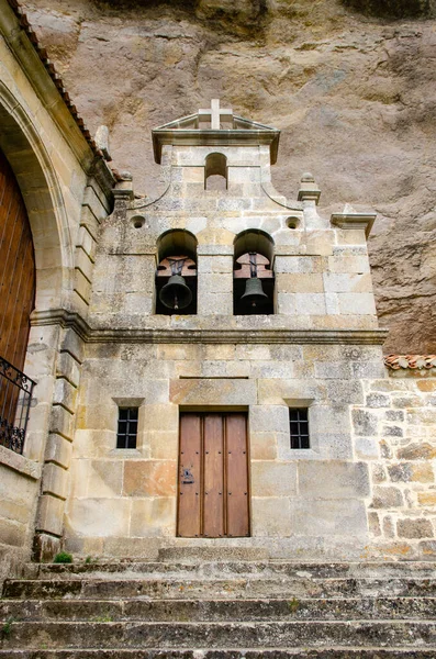考古自然纪念碑和岩石学建筑群Cueva Ermita San Bernab在一座石山上雕刻房屋和教堂 西班牙Merindandes地区 — 图库照片