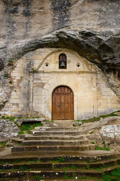 考古自然纪念碑和岩石学建筑群Cueva Ermita San Bernab在一座石山上雕刻房屋和教堂 西班牙Merindandes地区 — 图库照片