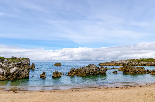 Uma Bela Praia Areia Com Pedras Dramáticas Afiadas Mar Ótimo — Fotografia de Stock