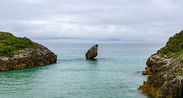 Uma Bela Praia Areia Com Pedras Dramáticas Afiadas Mar Ótimo — Fotografia de Stock
