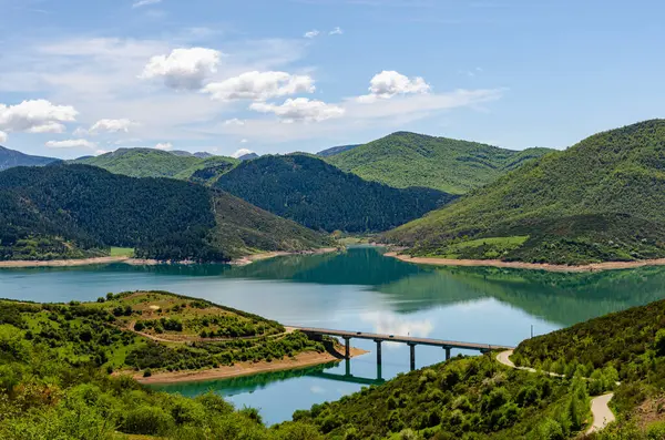 スペインの山の峰国立公園Picos Europa Riano湖の上に橋があります 木々や自然豊かな緑の丘の頂上 — ストック写真