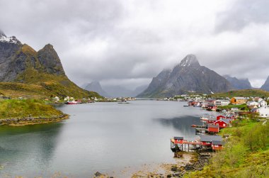  Norveç 'te güzel bir körfez köyü. Görüntü için dağ manzarası Mükemmel konum.