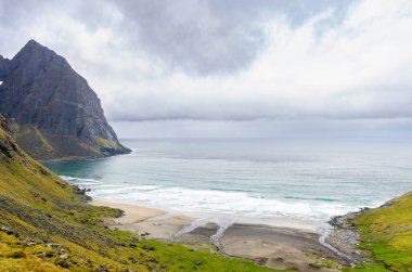 Norveç 'in güzel Kvalvika sahil doğası denizin dramatik manzarasıyla. Sihirli manzara, tıpkı bir kartpostal gibi..