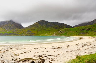 Norveç 'te vahşi doğa deniz manzaralı dramatik manzaralı yüksek dağlar - fiyort. Sihirli manzara, tıpkı bir kartpostal gibi..