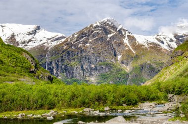 Açık güneşli bir günde balıklarla dolu Norveç dağlarının güzel manzarası. Süper yeşil manzara. Tıpkı bir kartpostal gibi..