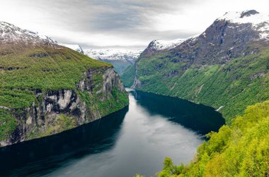 Norveç 'teki güzel fiyort Geiranger su yolu. Güzel doğayla şehirlere gitmek için tekneler ve yolcu gemileri için önemli bir seyahat kanalı.. 