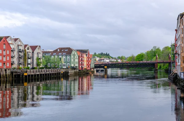 Una Fila Casas Típicas Noruegas Coloridas Construidas Sobre Pilares Sobre — Foto de Stock