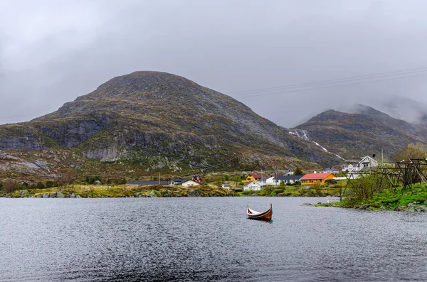 Pohled Norské Hory Země Hladině Moře Dokovací Lodí Zatažené Počasí — Stock fotografie