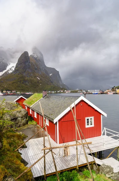Uma Típica Cabana Pesca Madeira Vermelha Norueguesa Bela Paisagem Montanhosa — Fotografia de Stock