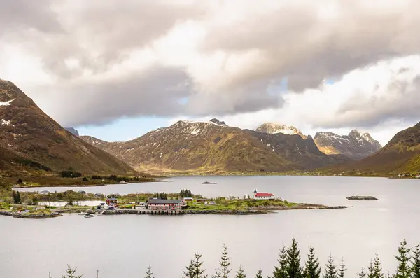 Pohled Norské Hory Malou Vesničkou Ostrově Zatažené Počasí Přispívá Dramatické — Stock fotografie