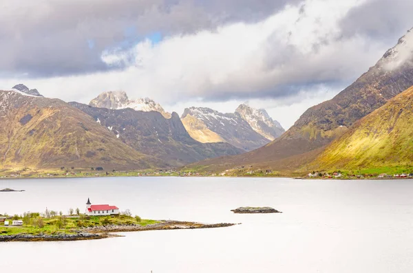 Норвезькі Гори Дивляться Невеликим Селом Острові Примхлива Погода Сприяє Драматичній — стокове фото