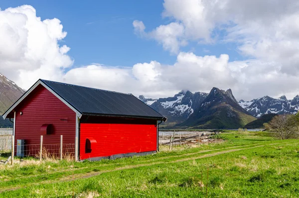 Typická Norská Falu Červená Dřevěná Chalupa Krásná Horská Scenérie Blízkosti — Stock fotografie