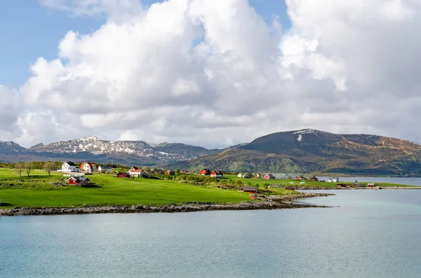 마을에 이상적 노르웨이 야생계는 피오르 인상적 경치를 이루고 엽서처럼 마법같은 — 스톡 사진