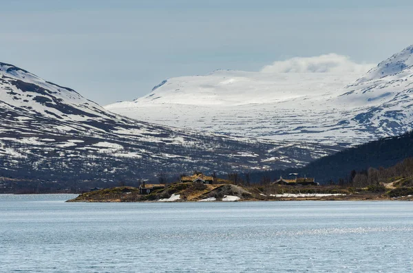 Чудовий Краєвид Норвезькі Сніжні Гори Похмурий Але Сонячний День Морем — стокове фото