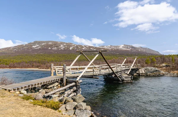 Dřevěný Most Přes Ledovou Norskou Řeku Ostrovech Lofoten — Stock fotografie