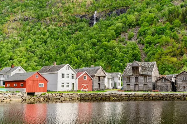 Typické Norské Falu Červené Dřevěné Chaty Rybníka Krásná Horská Scenérie — Stock fotografie